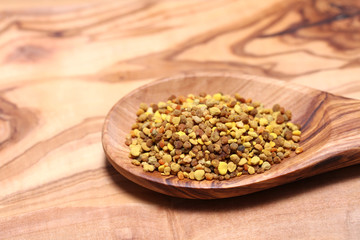 Propolis Bienenpollen Blütenpollen auf einem Holzlöffel