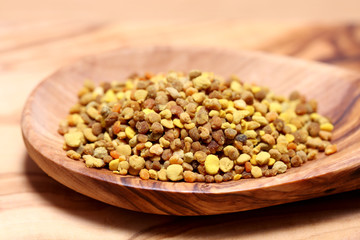 Propolis Bienenpollen Blütenpollen auf einem Holzlöffel