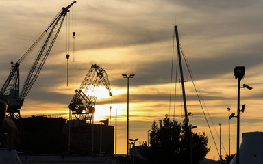 Couché de soleil sur un chantier naval