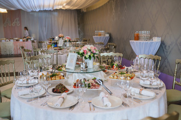 round banquet tables at the wedding
