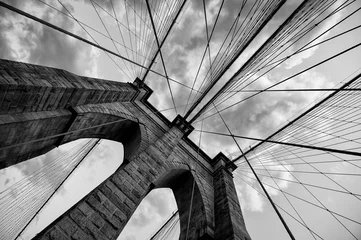 Abwaschbare Fototapete Brooklyn Bridge Brooklyn Bridge New York City hautnah architektonische Details in zeitlosem Schwarzweiß