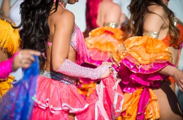 Fotobehang Zonnige close-up van de kleurrijke gegolfde jurken van carnavalskostuums die dansen in fel zonlicht in Rio de Janeiro, Brazilië © lazyllama