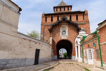 Fototapeta premium Ancient gate to the city of Kolomna, Russia