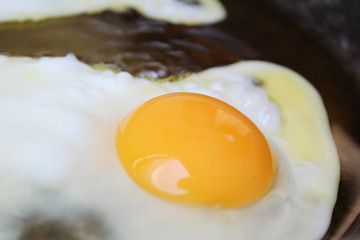 Huevos friendo 