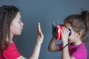 The child looks into the glasses of reality reality and does not pay attention to the real person.