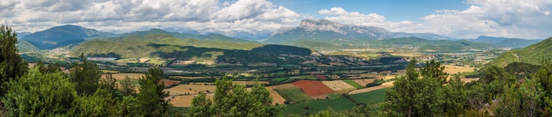 Fototapeta na wymiar Panoramic view of the Ara river valley between the towns of Boltaña and Ainsa in the Pyrenees