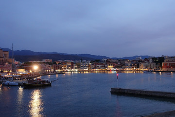 Naklejka premium Nocne ujęcie z kultowego weneckiego portu w Chanii na Krecie w Grecji