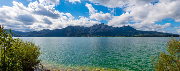 Blick über den Mondsee auf die Drachenwand, Österreich