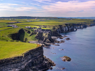 Obraz premium Dunluce Castle in Northern Ireland - a famous movie location - aerial photography