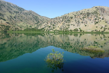 Obraz premium Photo from iconic natural lake of Kourna with amazing colours, Chania, Crete island, Greece