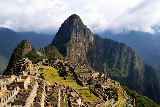 Ruins, Inca city of Machu Picchu, Huayna Picchu Mountain behind, UNESCO World Heritage Site, Urubamba, Cusco Province, Peru, South America