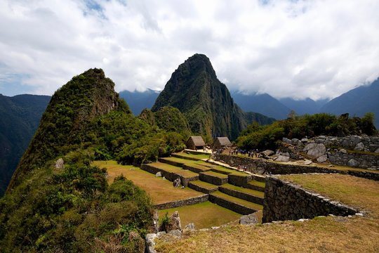 Ruins, Inca city of Machu Picchu, Huayna Picchu Mountain behind, UNESCO World Heritage Site, Urubamba, Cusco Province, Peru, South America