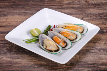 Half mussels with lime and pepper