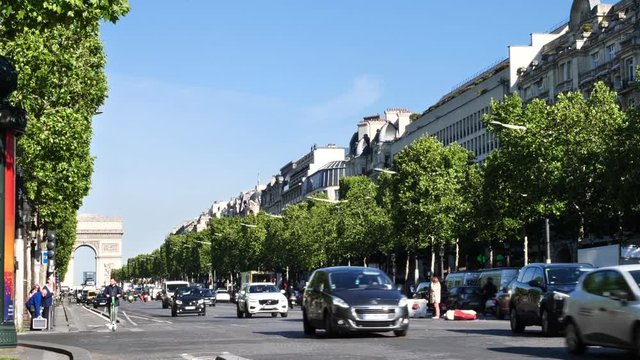 パリ　シャンゼリゼ通りと凱旋門