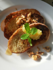 フレンチトーストミントの葉添え