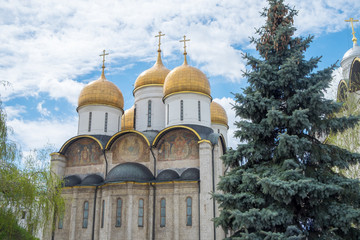 Obraz premium view of the churches in cathedral square inside the kremlin