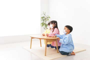 Obraz premium マスクをつけた子どもたち