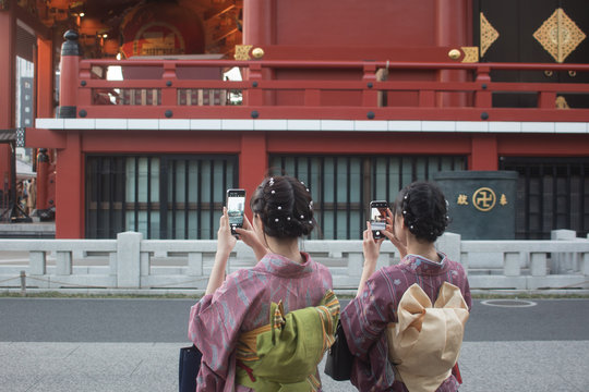 Jeunes filles Japonaises en kimono devant un temple