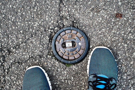 Asphalt mit Gullideckel f&uuml;r Wasser mit Trinkwaseranschluss f&uuml;r Feuerwehr oder Trinkwasser