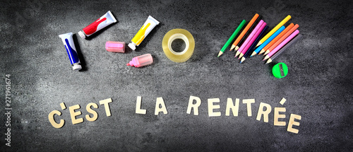 C Est La Rentree Des Classes Sur Fond Noir Wall Mural Wallpaper Murals Guy