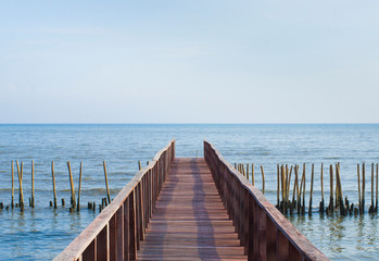 Obraz premium wooden bridge to the sea