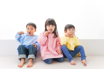 歯磨きをする子どもたち