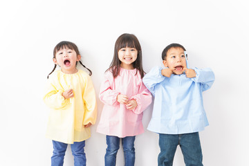 歯磨きをする子どもたち