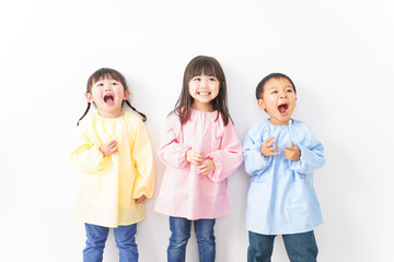 歯磨きをする子どもたち