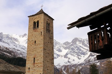 Campanile della Chiesa Vecchia a Macugnaga con tetto chalet e monte rosa
