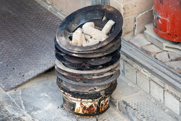 着火した炭の入った七輪