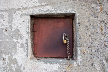 鍵のかかった鉄の小さなドア