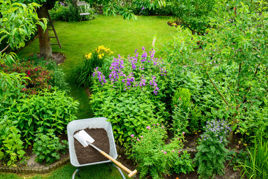 Garten - erh&ouml;hter Blick - Schubkarre mit Kompost 