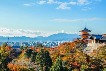 Poster Im Rahmen Ein atemberaubender Panoramablick auf die Stadt Kyoto mit den bunten Ahornblättern und der Pagode im Vordergrund bei Kiyomizu-dera. © FotoGraphic