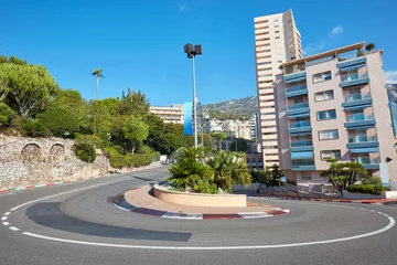 Poster Monte Carlo straatcurve met formule één rode en witte borden op een zonnige zomerdag in Monte Carlo, Monaco © andersphoto