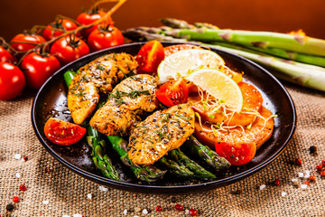 Grilled chicken strips and vegetables