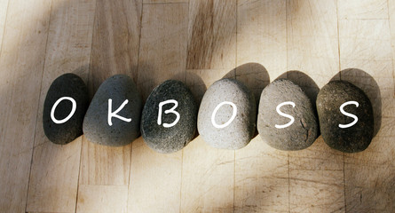 ok boss ,concept en lettres sur galets