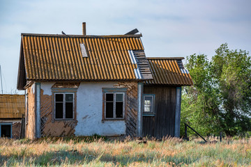 Fototapeta na wymiar Abandoned old house in russian countryside in summer