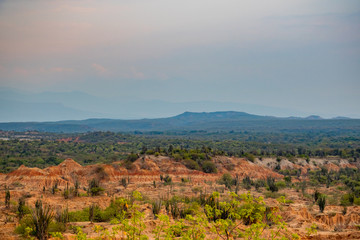 Panorama von roter Wüste im tropischen Trockenwald in Tatacoa Kolumbien Südamerika