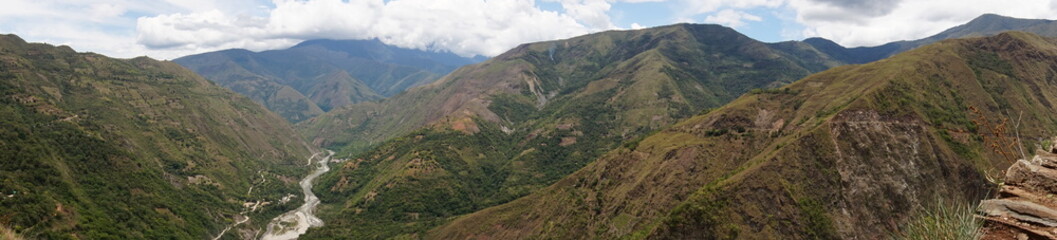 Naklejka premium panoramic view over the lush rainforest on the inca trail, peru