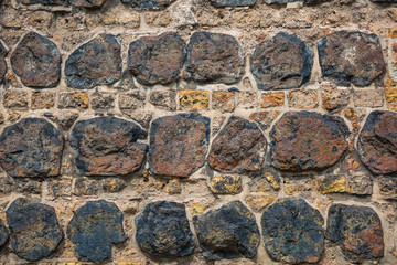 Steinmauer mit großen braunen Steinen