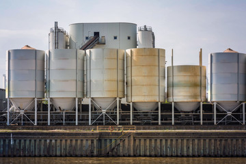 Silos an einer Hafenanlage © sweasy