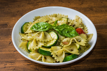 ズッキーニ　green and yellow vegetable zucchini