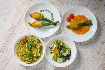 ズッキーニ　green and yellow vegetable zucchini