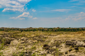 tropischer trockenwald in S&uuml;damerika mit wei&szlig;er W&uuml;ste