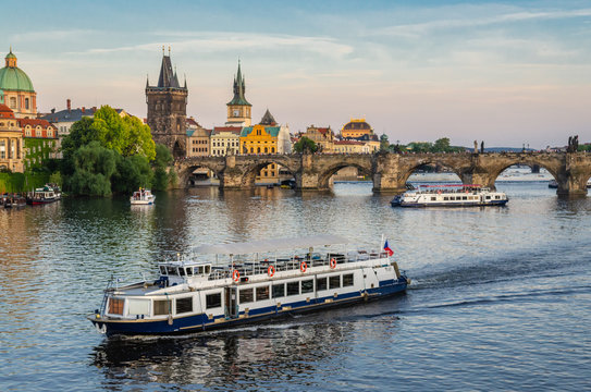 Ausflugsschiff vor der Karlsbr&uuml;cke Prag bei Sonnenuntergang
