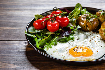 Fried egg, boiled potatoes and vegetables