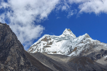 Obraz premium snow white peaks of the andes with glaciers in peru