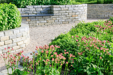 Moderner Garten- und Landschaftsbau: Gehweg und Mauern aus Natursteinen mit integrierten...