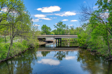 Obraz premium Kinnickinnic River and bridge in River Falls, Wisconsin