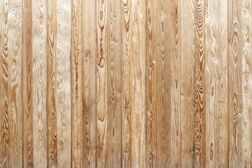 Rustikale braune Holzwand aus vertikalen Brettern mit intensiver Maserung